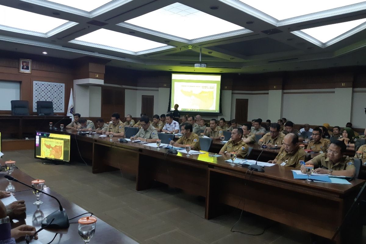 Wali Kota Jakarta Barat, Rustam Effendi menerima rombongan kedatangan Anggota Komisi A DPRD DKI Jakarta di Ruang Pola Kantor Wali Kota Jakbar, Kembangan, Senin (13/1/2020)
