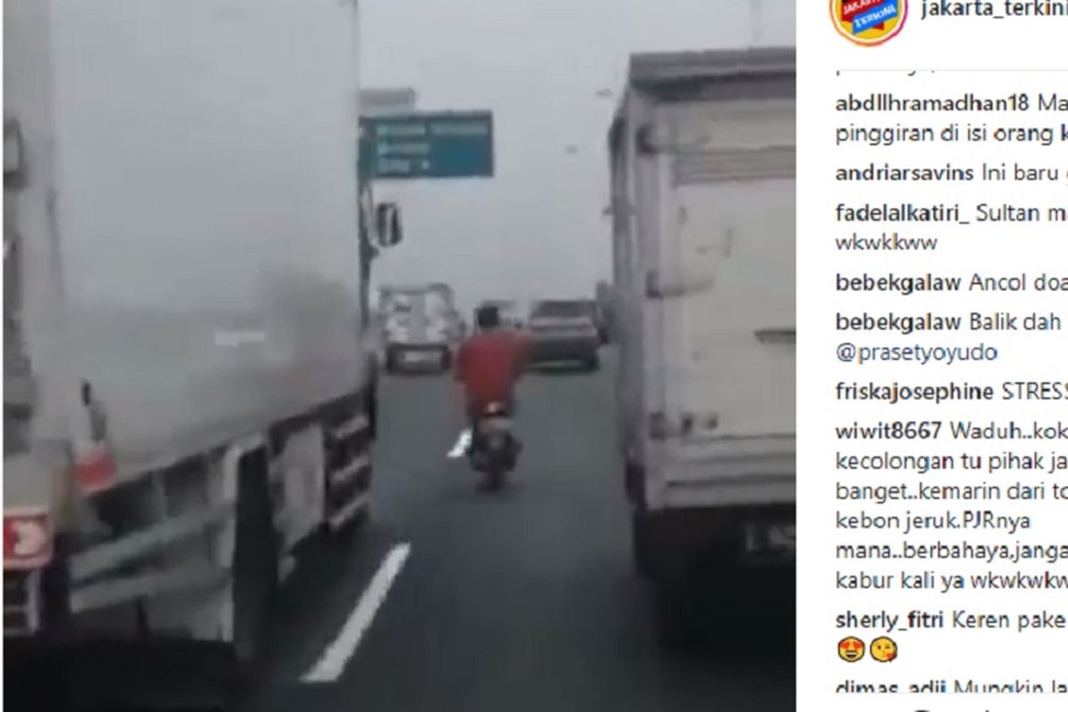 Seorang pengendara sepeda motor terekam kamera memasuki jalan Tol Ancol, Jakarta Utara. Video tentang pengendara motor melintas di jalan tol tersebar di dunia maya lewat akun Instagram @jakarta_terkini . Akun itu mengunggah video Kamis (8/11/2018) ini.

Aksi nekat pemotor melintasi Tol Ancol arah Bandara (Soekarno-Hatta)tanpa menggunakan helm pada Rabu lalu 7/11/2018, begitu bunyi keterangan video tersebut.

