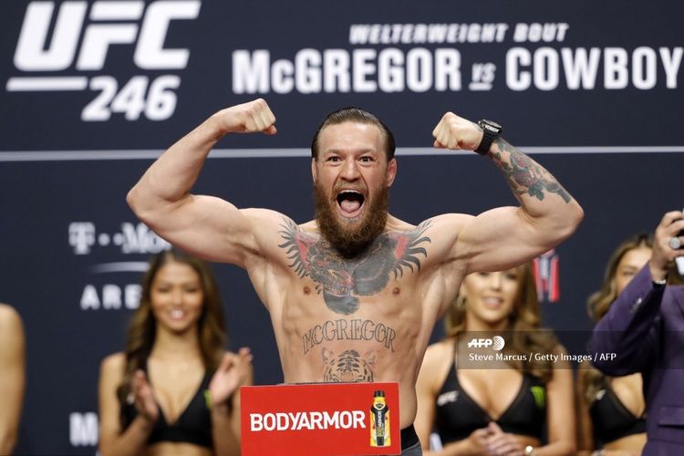 Bintang UFC asal Irlandia, Conor McGregor, berpose pada sesi konferensi pers jelang UFC 246. McGregor akan menghadapi Donald Cerrone pada 19 Januari 2020 pagi WIB.