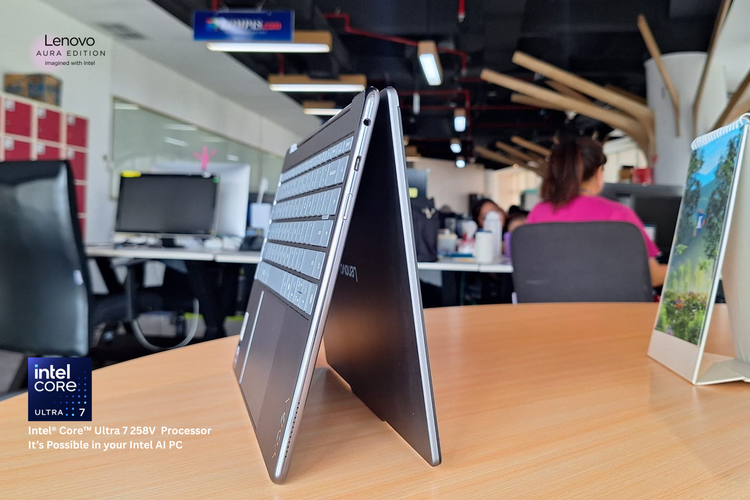 Ketika perlu menunjukkan visual presentasi ke beberapa orang sekaligus, cukup lipat ke mode ?Tent? agar layar menghadap audiens dengan sudut pandang optimal.