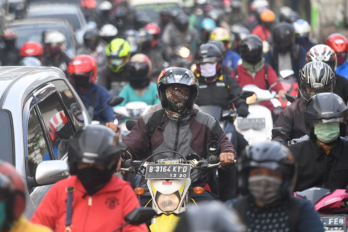 Sejumlah kendaraan terjebak kemacetan di Lenteng Agung, Jakarta, Jumat (15/5/2020). Direktorat Lalu Lintas (Ditlantas) Polda Metro Jaya menyatakan dalam beberapa hari terakhir mulai terjadi peningkatan volume kendaraan yang diduga karena banyak perkantoran yang sudah tidak menerapkan work from home (WFH).
