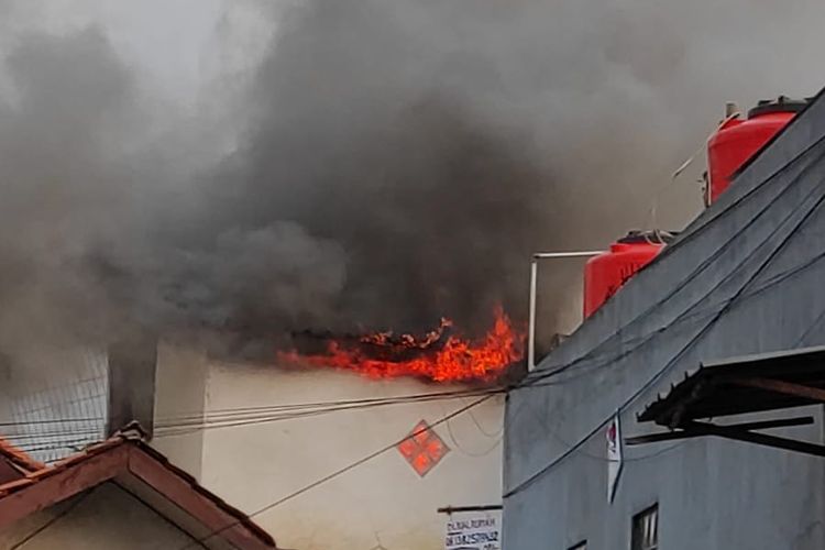 Kebakaran melanda sebuah rumah di Jalan Mini I, RT 003 RW 003, Kelurahan Bambu Apus, Kecamatan Cipayung, Jakarta Timur, pada Senin (15/8/2022) sore.