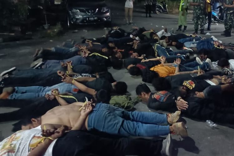 Puluhan orang diduga anggota ormas ditangkap aparat kepolisian di Jalan Raya Setu-Bantargebang, Kota Bekasi, Rabu (20/9/2023). Mereka ditangkap akiat bentrok sesama ormas.
