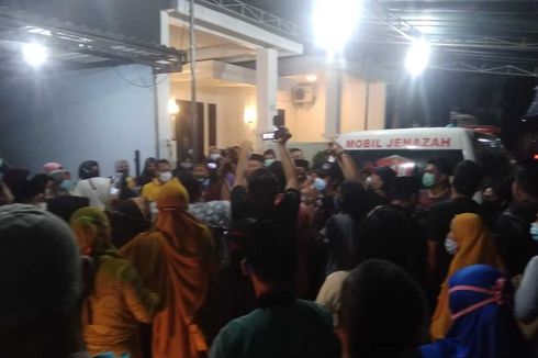 Isak Tangis Sambut Kedatangan Jenazah Chacha Sherly di Rumah Duka