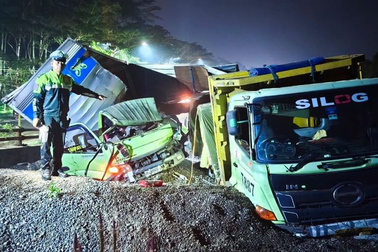 Sama-Sama Rem Blong, Dua Truk Tabrakan di Jalur Penyelamat JLS Salatiga