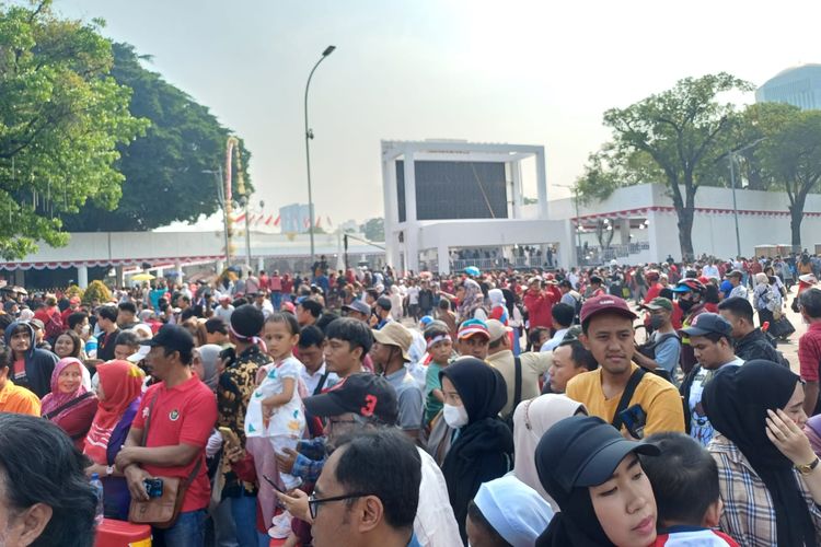 Masyarakat Sayangkan Tak Ada Layar Sekitar Monas yang Tampilkan Upacara Bendera di Dalam Istana Negara sehingga masyarakat tidak bisa menyaksikan upacara di Depan Istana Negara, Kamis (17/8/2023).