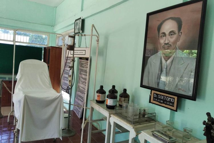 Lukisan dokter Soetomo dan beberapa peralatan medis peninggalannya yang tersimpan di Museum dan Monumen dr Soetomo di Desa Ngepeh Nganjuk.