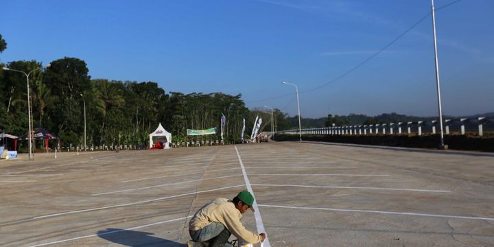 Pekerja menyiapkan area parkir di rest area Ruas Tol Bawen-Salatiga, Jawa Tengah, Jumat (16/6/2017). Ruas tol ini akan dibuka secara fungsional pada H-7 hingga H 7 Lebaran.