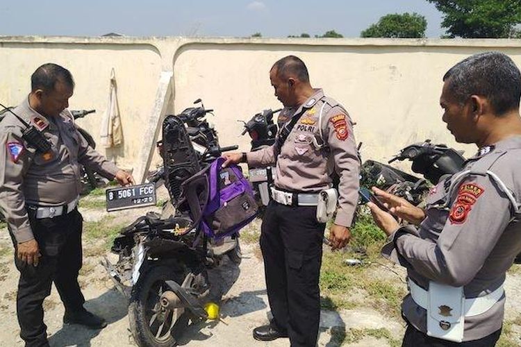 Polisi mengecek kondisi kendaraan sepeda motor milik korban kecelakaan di Polsek Sukagumiwang, Selasa (8/8/2023). 
