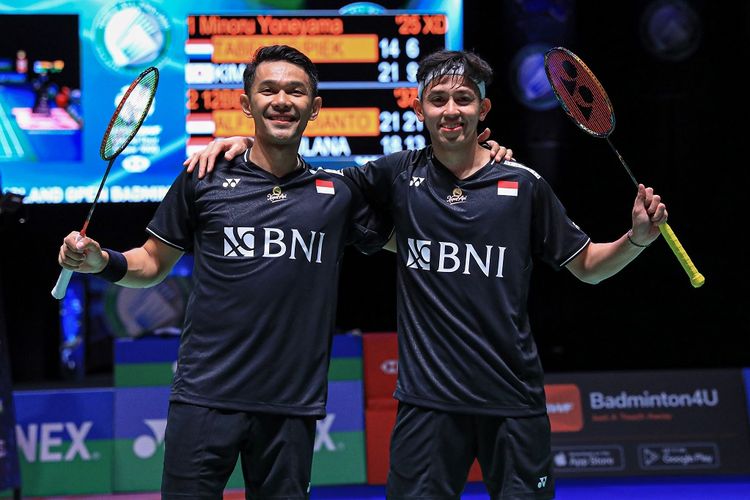 Ganda putra Indonesia Fajar Alfian/Muhammad Rian Ardianto seusai memastikan kemenangan atas sesama wakil Indonesia, Muhammad Shohibul Fikri/Bagas Maulana, pada perempat final All England 2023 di Utilita Arena Birmingham, Inggris, Sabtu (18/3/2023) dini hari WIB.