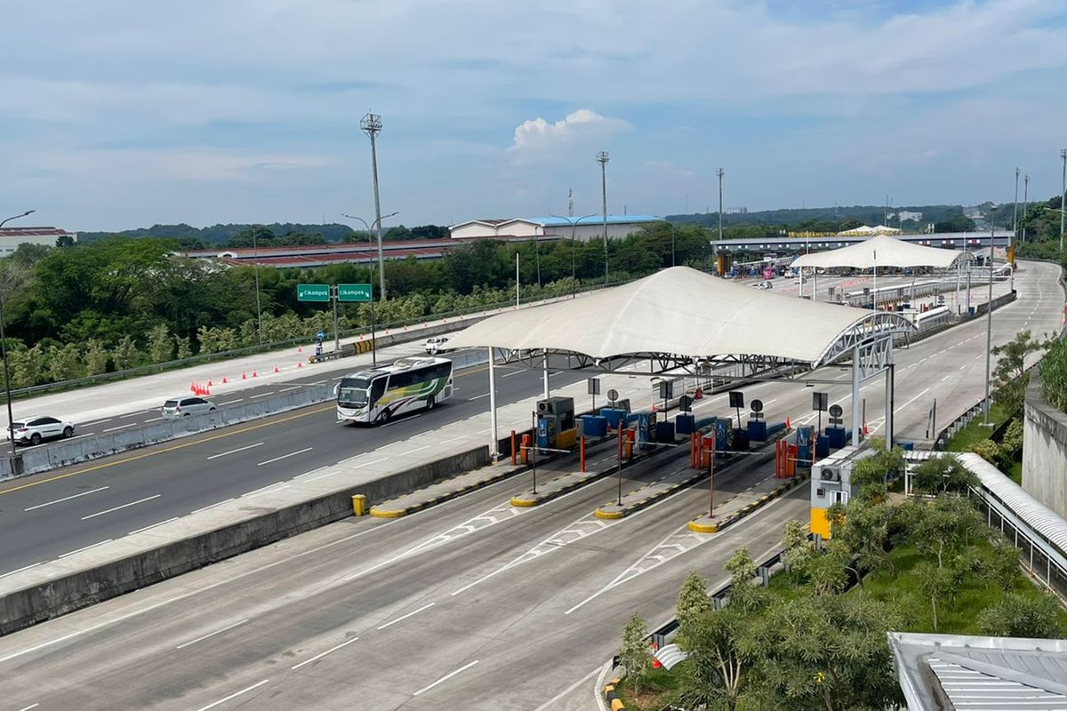 Situasi Tol Jakarta-Cikampek pasca penutupan kebijakan one way pada Minggu (01/05/2022) pukul 11.48 WIB.