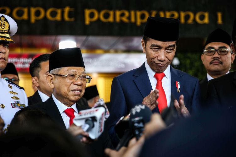 Presiden Joko Widodo dan Wakil Presiden, Maruf Amin memberikan keterangan pers setelah acara pelantikan presiden dan wakil presiden di Komplek Parlemen, Senayan, Jakarta, Minggu (20/10/2019).