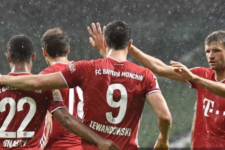 Penyerang Bayern Muenchen Robert Lewandowski berselebrasi dengan rekan-rekannya usai mencetak gol ke gawang Werder Bremen, Rabu (17/6/2020) dini hari WIB. 