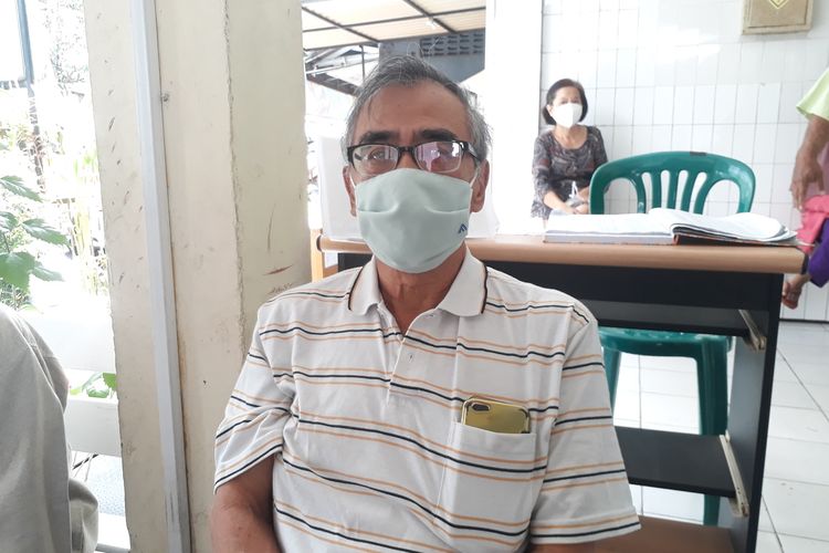 So Hok Liong (68) lansia asal Jalan Kaliasin, Kelurahan Kedungdoro, Kecamatan Tegalsari, Surabaya, saat mengikuti pelaksanaan pemberian vaksin khusus lansia di Puskesmas Kedungdoro, Surabaya, Selasa (23/2/2021).