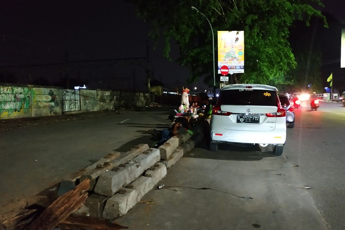 Area lay bay Stasiun Bekasi yang digunakan untuk area tunggu angkutan umum ditutup PT KAI sehubungan dengan pekerjaan revitalisasi stasiun tersebut.