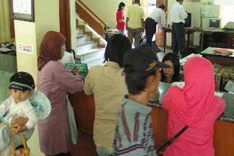 Beberapa warga tengah bertransaksi untuk menggadaikan barangnya di Kantor Pegadaian Cabang Serang Banten.
