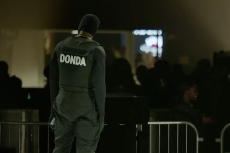 Kanye West saat perhelatan Listening Party kedua, mengenakan rompi anti peluru bertuliskan Donda.
