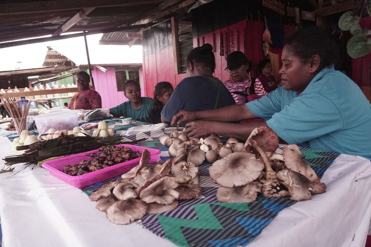 Jamur sagu yang di jual oleh warga di Kampung Yoboi, Distrik Sentani, Kabupaten Jayapura, Papua. Jamur sagu ini diyakini memiliki khasiat yang tinggi dalam menyembuhkan luka, sehingga tak heran jika ibu yang sudah melahirkan diwajibkan makan jamur sagu.