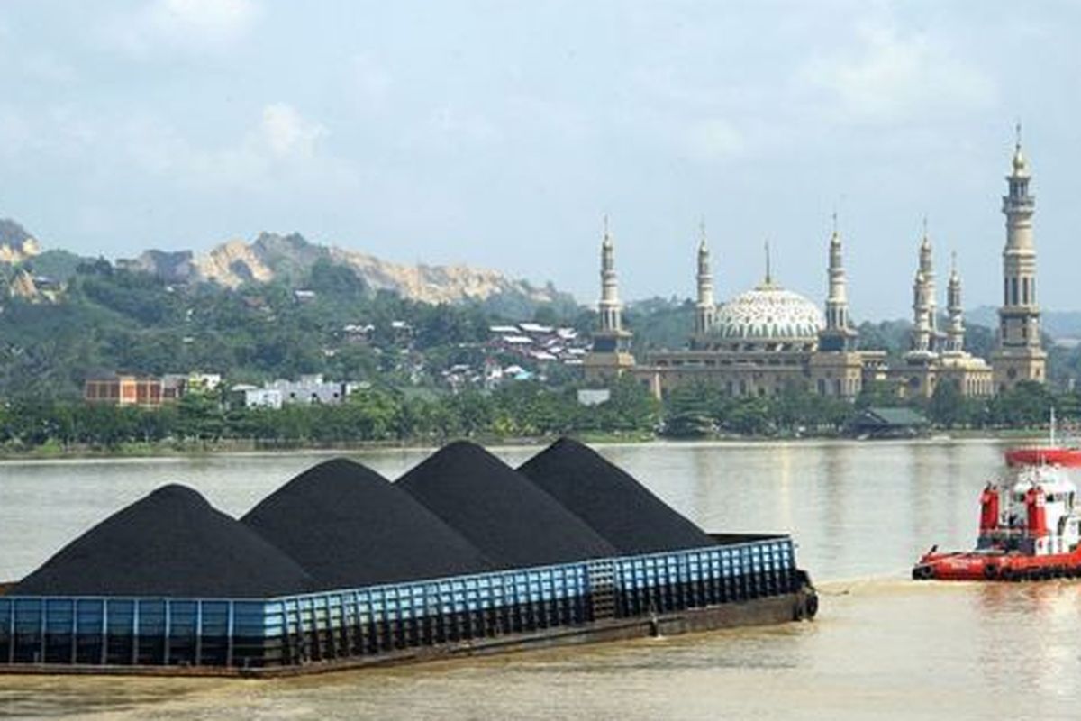 Kapal tongkang pengangkut batu bara melintas di Sungai Mahakam, Samarinda, Kaltim. Provinsi ini menggantungkan sebagian pendapatan daerahnya pada aktivitas pertambangan batu bara. 