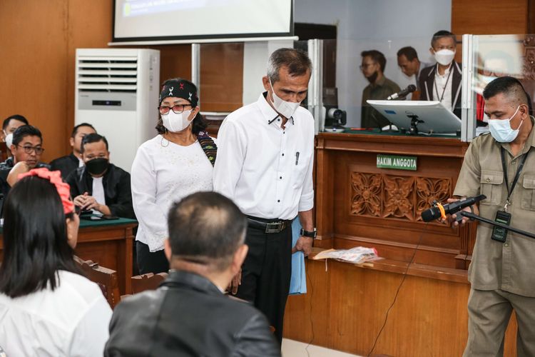 Ayah dan ibunda Nofriansyah Yosua Hutabarat (Brigadir J), Samuel Hutabarat dan Rosti Simanjuntak menjadi saksi sidang pembunuhan anaknya dengan terdakwa Ferdy Sambo dan Putri Candrawathi di Pengadilan Negeri Jakarta Selatan, Selasa (1/11/2022). Agenda persidangan pemeriksaan saksi-saksi.