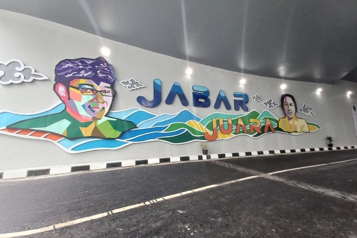 Ornamen karya seni berupa mural WPAP sosok Gubernur Jawa Barat Ridwan Kamil dan Pahlawan Nasional Dewi Sartika, menghiasi Underpass Dewi Sartika, Depok.