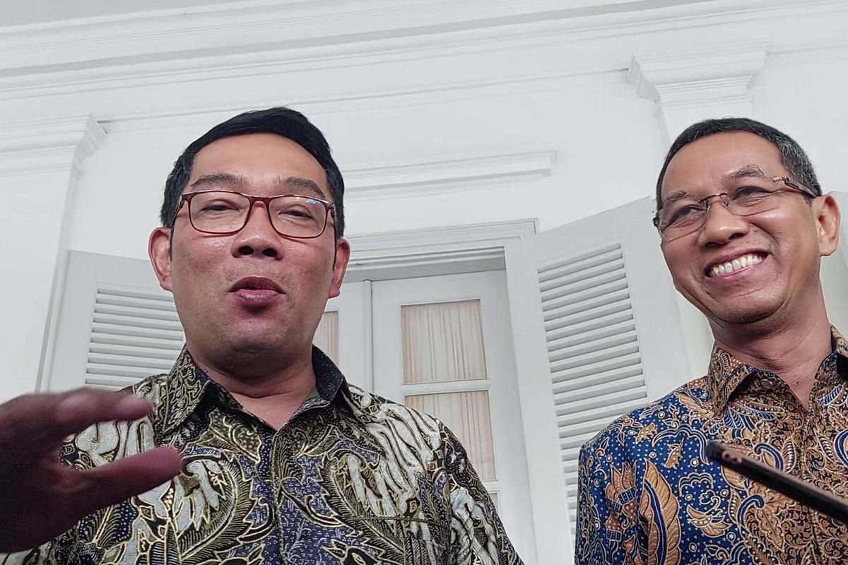 Gubernur Jawa Barat Ridwan Kamil membahas penanganan banjir bersama Penjabat Gubernur DKI Jakarta Heru Budi Hartono di Balai Kota Jakarta, pada Selasa (20/12/2022) sore.
