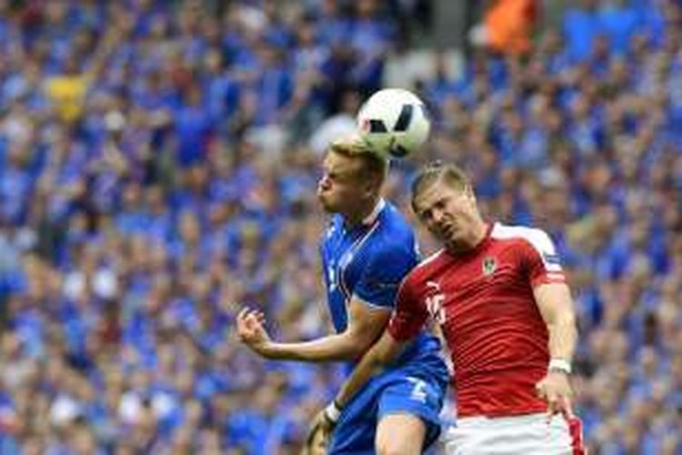 Striker Islandia, Kolbeinn Sigthorsson, berduel dengan pemain belakang Austria, Sebastian Proedi, pada partai Piala Eropa Grup F di Stade de France, 22 Juni 2016.