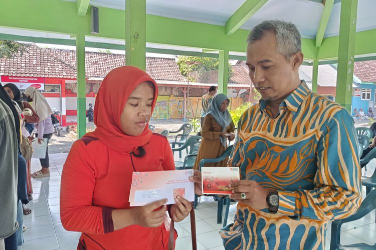 Penyaluran ATM untuk bansos PKH untuk keluarga penerima manfaat (KPM) di Lumajang, Kamis (25/9/2025)