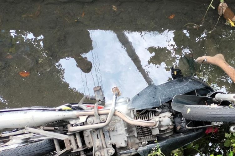 Seorang laki-laki bersama sepeda motor ditemukan meninggal dunia di saluran drainase Jalan Ahmad Yani, Kelurahan Kerten, Kecamatan Laweyan, Kota Solo, Jawa Tengah (Jateng).
