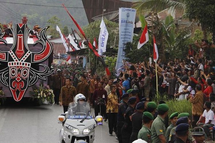 Mobil hias yang ditumpangi Presiden Joko Widodo melintasi rute Karnaval Kemerdekaan Pesona Danau Toba di Balige, Toba Samosir, Sumatera Utara, Minggu (21/8/2016). Perayaan Hari Ulang Tahun (HUT) ke-71 RI tahun ini dipusatkan di Danau Toba, Sumatera Utara dengan tajuk Karnaval Kemerdekaan Pesona Danau Toba. Acara ini berlangsung di dua tempat yakni Parapat (Simalungun) dan Balige (Toba Samosir).