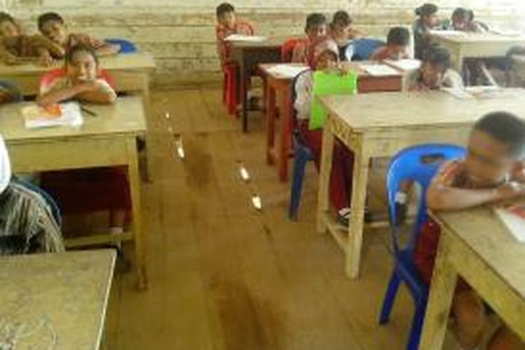 Siswa SD 011 Nunukan belajar dengan was was karena bangunan ruang kelas mulai lapuk.