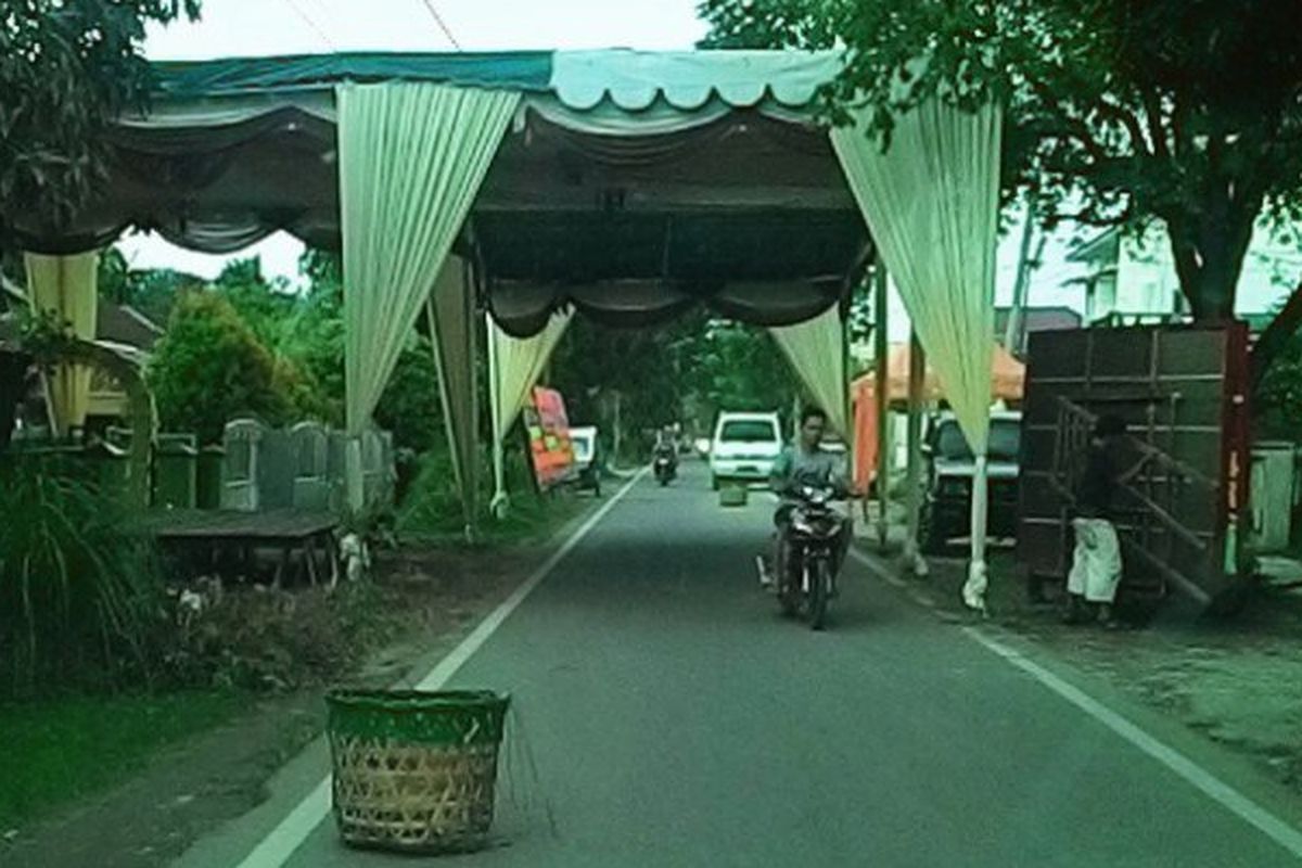 Menutup jalan untuk hajatan.