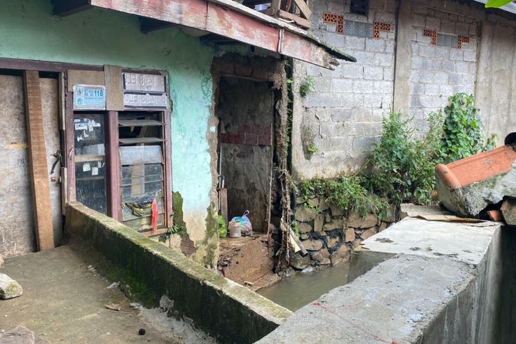 Rumah milik warga di RT 004 RW 006 Jati Padang yang jebol usai diterjang banjir Kamis (30/10/2025) masih menganga pada Sabtu (1/11/2025) sore.