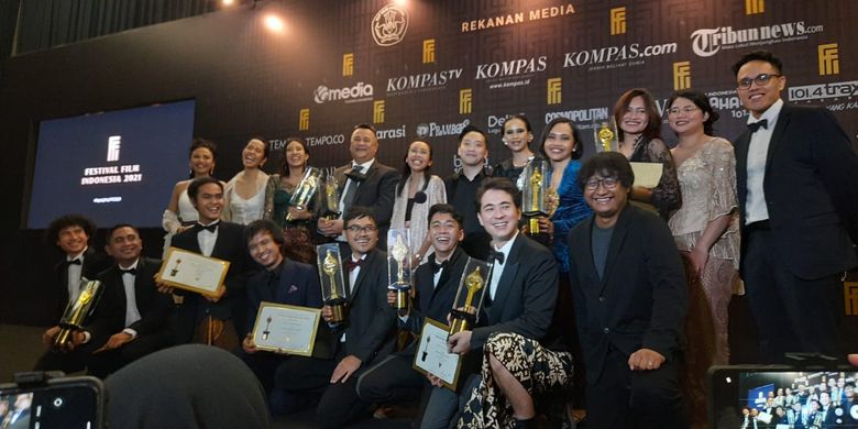 Penyalin Cahaya meraih Piala Citra Film Cerita Panjang Terbaik di acara Malam Anugerah Festival Film Indonesia (FFI) 2021 di Jakarta Convention Centre (JCC), Rabu (10/11/2021).