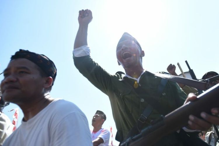 Pejuang saat aksi teaterikal  pertempuran 10 Nopember 1945 dalam rangka  Parade Surabaya Juang menyambut Hari Pahlawan di depan Gedung Siola, Surabaya, Sabtu (9/11/2019). Parade diikuti oleh 3000 peserta dengan rute dari Tugu Pahlawan dan berakhir di Taman Bungkul. 