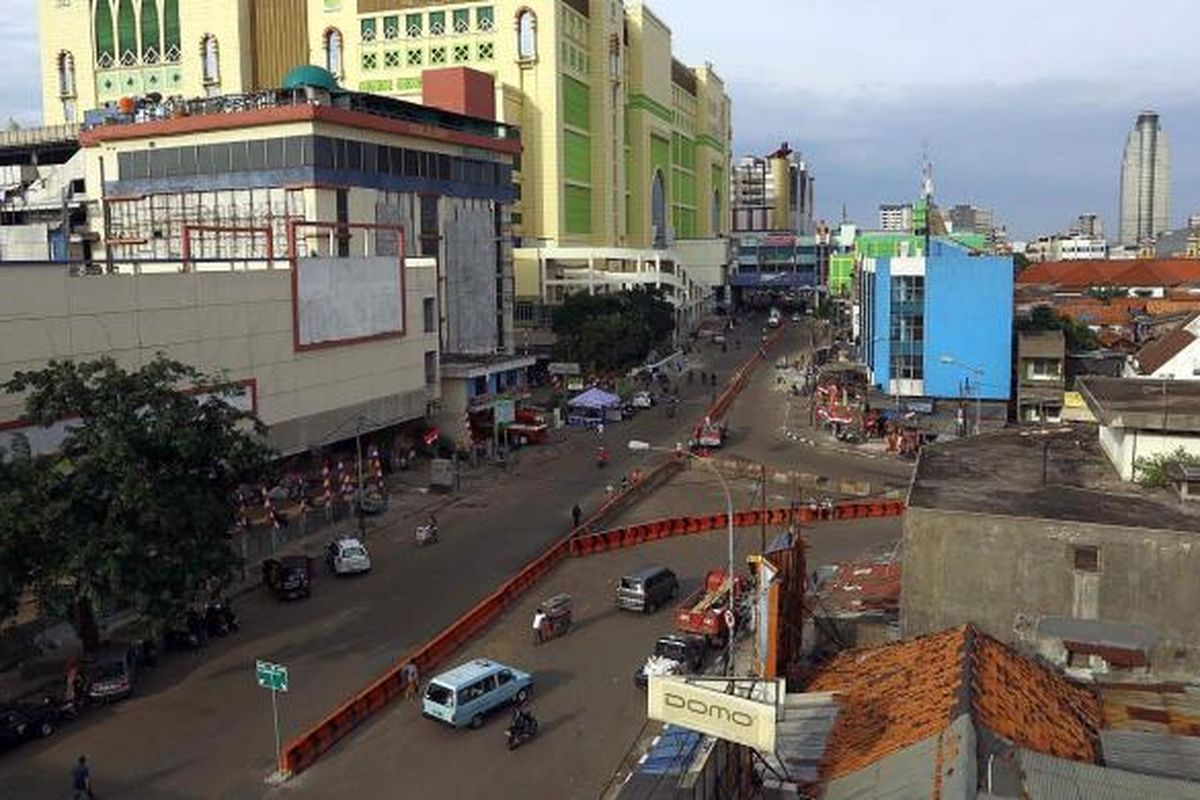 Lalu lintas di kawasan Pasar Tanah Abang, Jakarta Pusat, tampak lengang, Minggu (18/8/2013), setelah penertiban pedagang kaki lima (PKL) sepekan sebelumnya. Tidak tampak sedikit pun pedagang yang nekat berjualan, ratusan PKL sudah bersedia direlokasi ke Blok G.