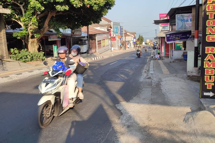 Pengendara melintasi jalan Bandungan yang ditambal karena berlubang di era Ganjar Pranowo