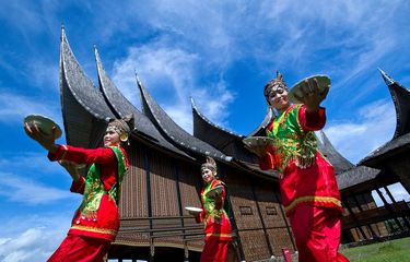 10 Suku dengan Populasi Terbanyak di Indonesia, Minangkabau dan ...