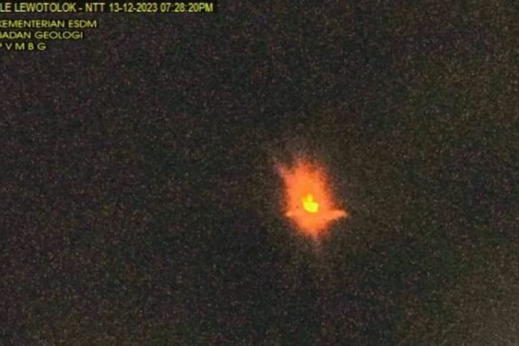 Gunung Ile Lewotolok di Kabupaten Lembata, Nusa Tenggara Timur (NTT) mengalami erupsi Rabu (13/12/2023) malam.