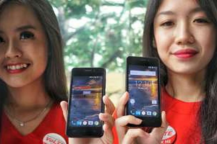 Model memegang ponsel Smartfren Andromax A saat diluncurkan di Jakarta, Kamis (2/6/2016).