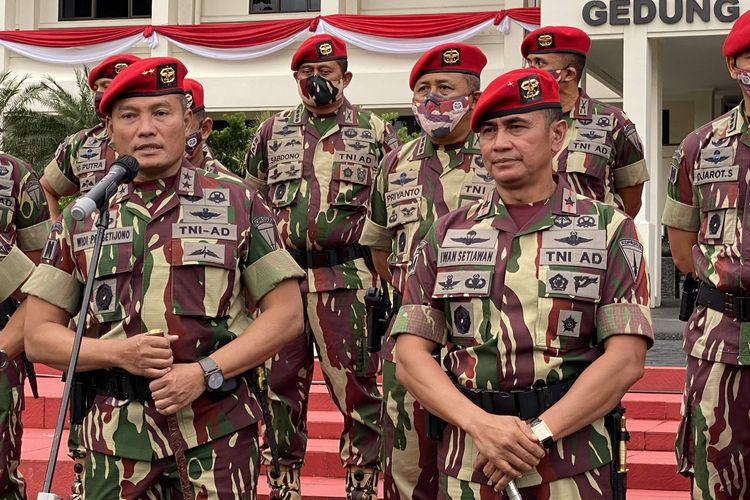 Mantan Komandan Jenderal Komando Pasukan Khusus (Danjek Kopassus) Mayjen Widi Prasetijono menjalani tradisi penyerahan satuan Korps Baret Merah kepada penggantinya Brigjen Iwan Setiawan di Markas Kopassus, Cijantung, Jakarta, Jumat (8/4/2022).