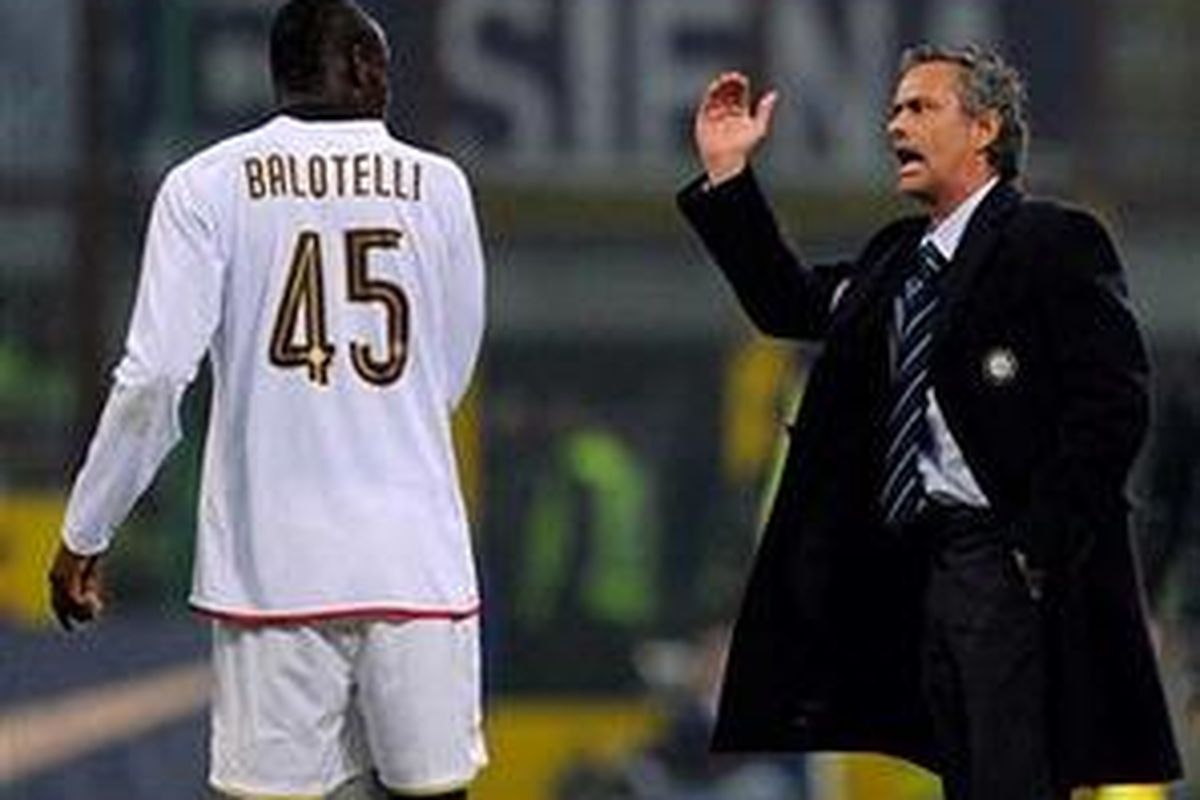 Pelatih Inter Milan Jose Mourinho (kanan) beraksi atas keputusan wasit yang memimpin pertandingan antara Inter dan Fiorentina, Minggu (15/3).