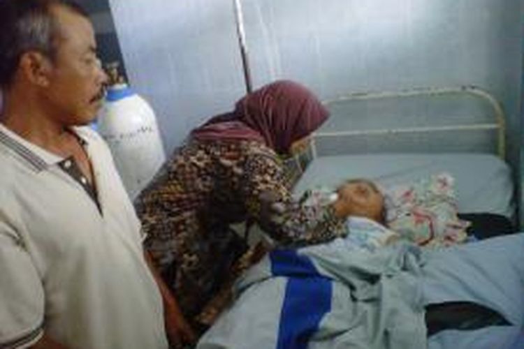 Putri, merintih kesakitan berbaring di tempat tidur rumah sakit Tidar Magelang didampingi orangtuanya, Selasa (3/9/2013).