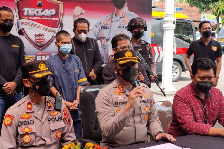 Kapolres Tegal AKBP Arie Prasetya Syafaat, dan jajarannya saat konferensi pers ungkap kasus pembunuhan disertai mutilasi, di Mapolres Tegal, Jumat (8/4/2022).