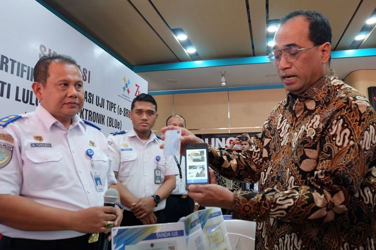 Menteri Perhubungan RI Budi Karya Sumadi dan Kasubdit Pengujian Berkala Buang Turasno menjelaskan mekanisme penggunaan Smart Card saat peluncuran BLUe, Jumat (23/8/2019)