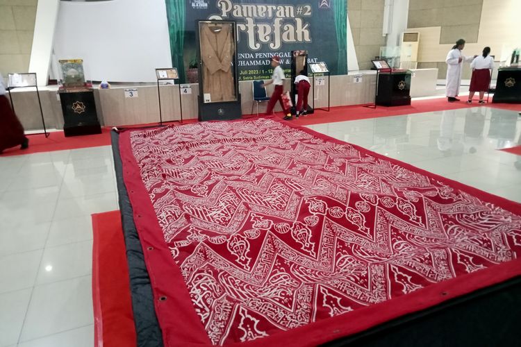 Kiswah Kakbah Mekah di pameran artefak nabi.