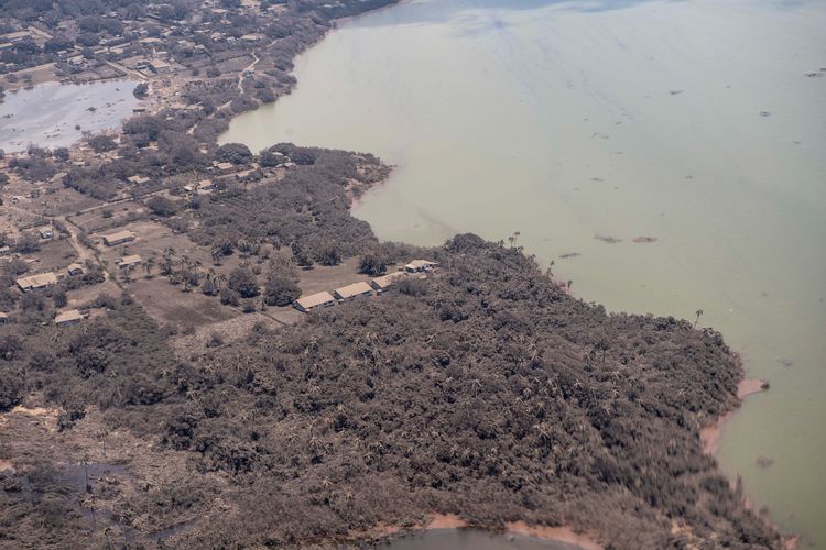 Gambar udara Tonga setelah erupsi gunung berapi dan tsunami, diambil Pesawat Orion Angkatan Udara Selandia Baru yang meninggalkan Auckland pada Senin (17/1/2022) pagi.