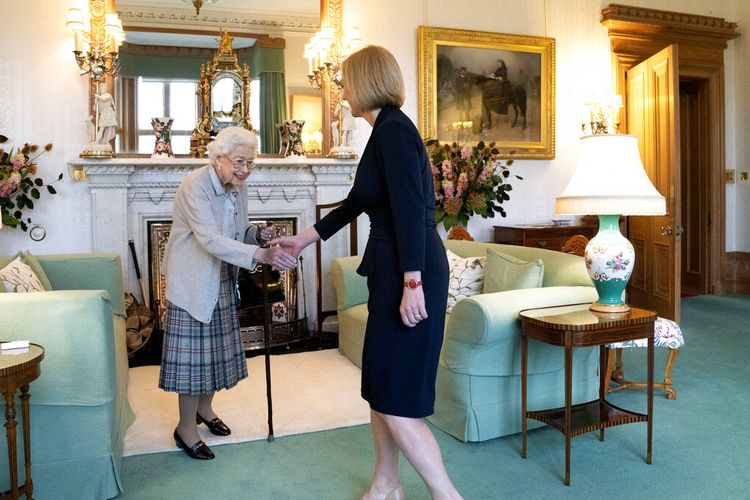 Ratu Inggris Elizabeth II (kiri) menyambut Liz Truss selama audiensi di Balmoral, Skotlandia, di mana ia mengundang pemimpin Partai Konservatif yang baru terpilih untuk menjadi Perdana Menteri dan membentuk pemerintahan baru, Selasa, 6 September 2022. (Jane Barlow /Foto Kolam Renang melalui AP)
