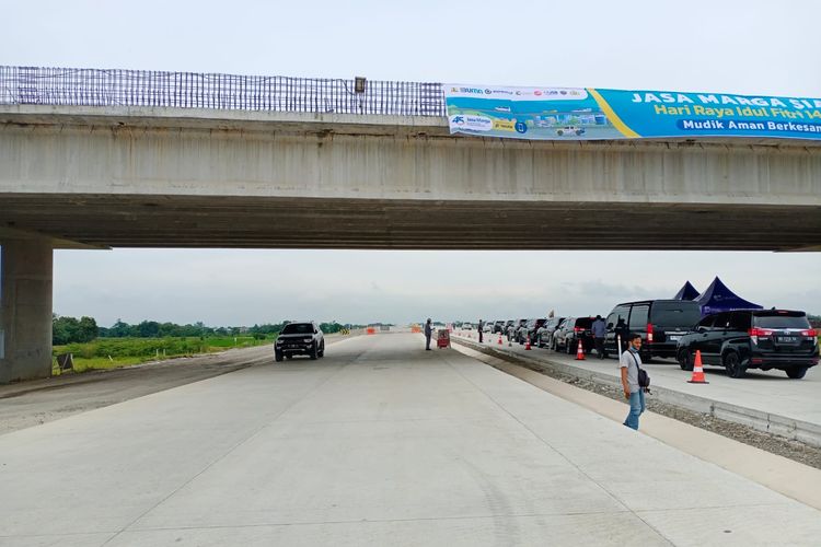 Kondisi Ruas Tol Solo-laten yang merupakan bagian dari proyek Tol Solo-Yogyakarta, Kamis (13/4/2023). Sepanjang 6 kilometer dari ruas ini akan dibuka secara fungsional untuk arus mudik dan balik Lebaran 2023.