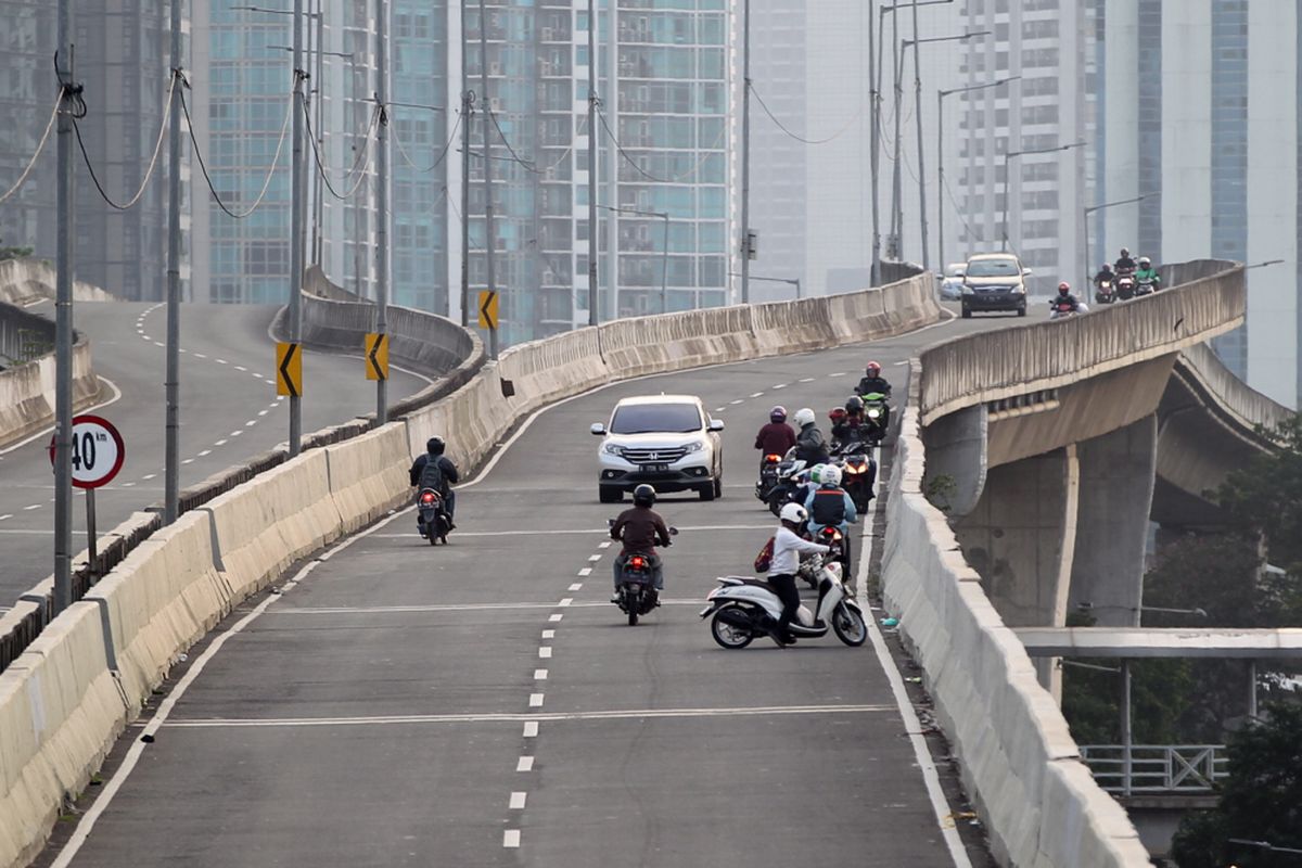 Pengendara sepeda motor nekat melawan arah saat berlangsung razia di jalan layang non tol (JLNT) Kampung Melayu-Tanah Abang, Jakarta, Selasa (25/7/2017). Pengendara motor masih nekat memasuki dan melintasi JLNT tersebut baik dari arah Tanah Abang maupun Kampung Melayu. KOMPAS IMAGES/KRISTIANTO PURNOMO